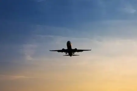 Təl-Əvivə uçan təyyarədə bomba həyəcanı: sərnişinlər təxliyə edildi
