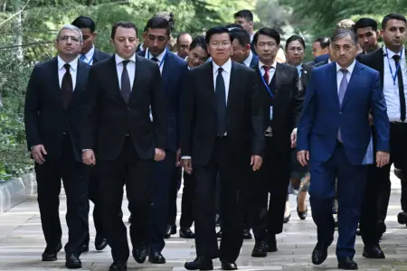 Laos Prezidenti Zəfər parkı və Fəxri xiyabanda - Fotolar - Yeniləndi