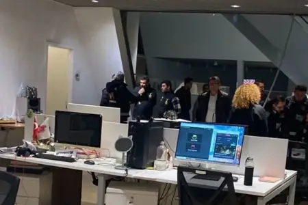 Polis "Halk TV"-də axtarış apardı - Yayım dayandı