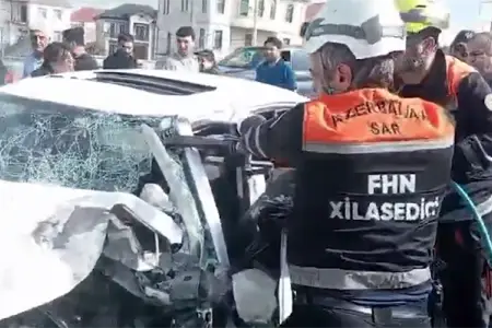 Qəzada maşında sıxılı qalan oğlan belə xilas edildi - Video