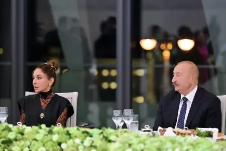 Prezident ailəsi ilə Bakıda mühüm şam yeməyində - Fotolar