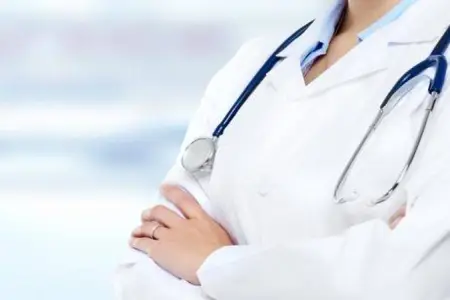 Tibb bacısı yaşlı qadından 912 min avro oğurladı – Ömürlük işindən oldu