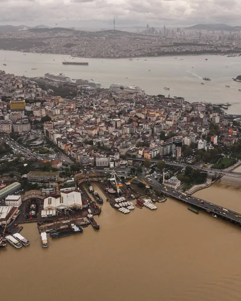 İstanbul boğazında fərqli mənzərə - Dəniz qəhvəyiyə boyandı-Fotolar