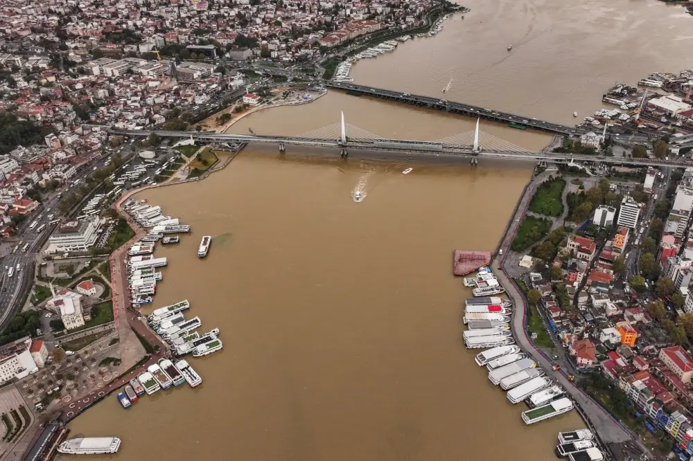 İstanbul boğazında fərqli mənzərə - Dəniz qəhvəyiyə boyandı-Fotolar