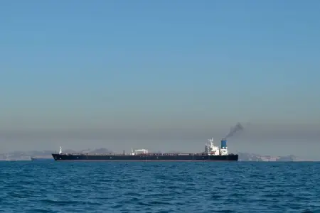 Yəmən sahillərində tankerə yaxınlaşan qayığa xəbərdarlıq atəşi açıldı