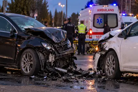 Gəncədə iki avtomobil toqquşdu - Ana və övladı xəsarət aldı