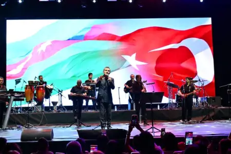 Fərhad Köçər Eyyub Hüseynzadənin təşkil etdiyi konsertdə “Ey, Əziz Anam, Azərbaycan”ı oxudu – VİDEO