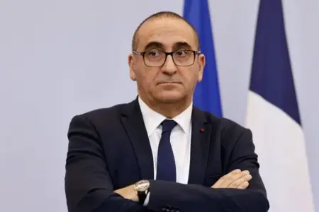 Fransanın daxili işlər naziri istefa verdi