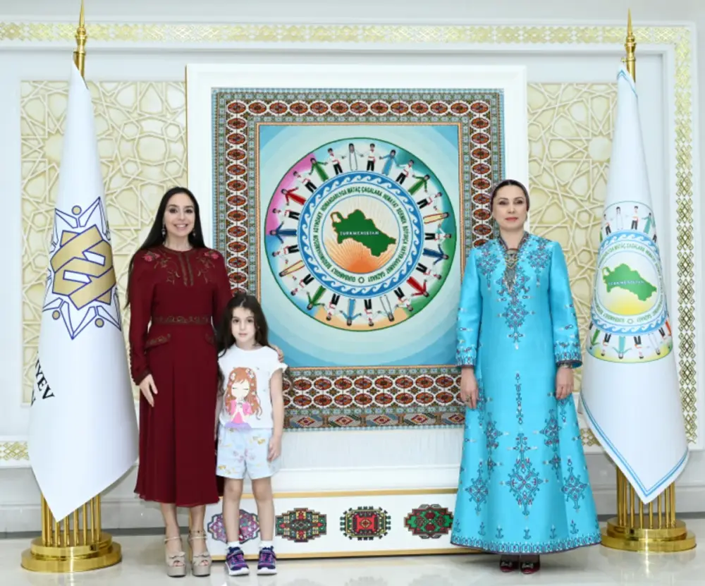 Leyla Əliyeva Arkadağ şəhərində Oğulcahan Atabayeva ilə görüşdü