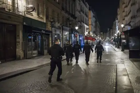 Fransanın Paris də daxil olmaqla beş şəhərində komendant saatı tətbiq edildi