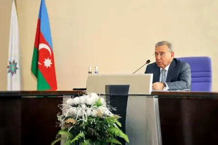 Mehdiyev məhkəməyə divanda uzanmış halda qoşulub