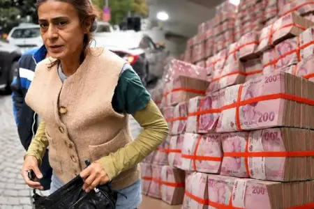 Yıldız Tilbə pul payladı