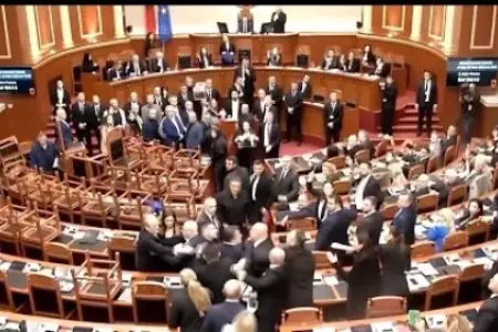 Albaniyada deputatlar əlbəyaxa davaya çıxdılar - VİDEO