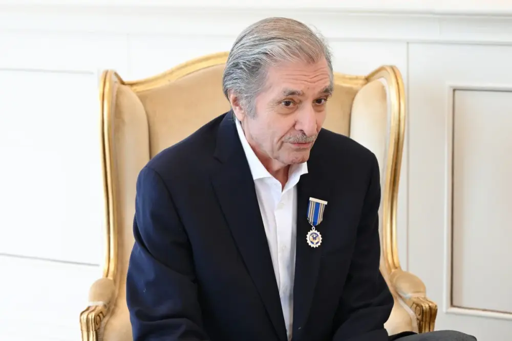 İlham Əliyev Fərhad Xəlilova "İstiqlal" ordenini təqdim etdi