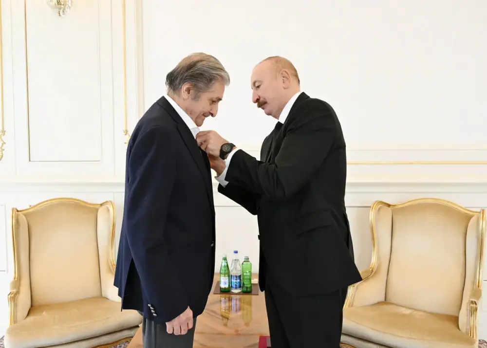 İlham Əliyev Fərhad Xəlilova "İstiqlal" ordenini təqdim etdi