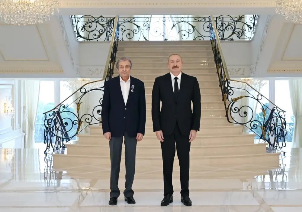 İlham Əliyev Fərhad Xəlilova "İstiqlal" ordenini təqdim etdi