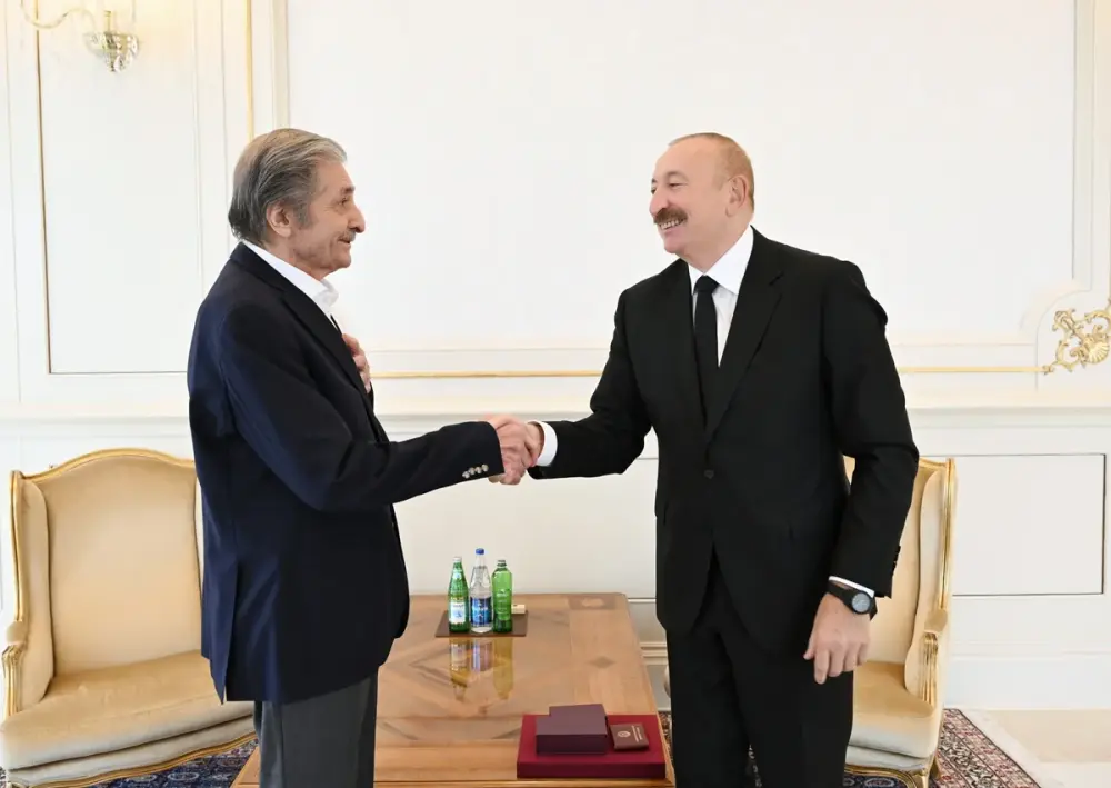 İlham Əliyev Fərhad Xəlilova "İstiqlal" ordenini təqdim etdi