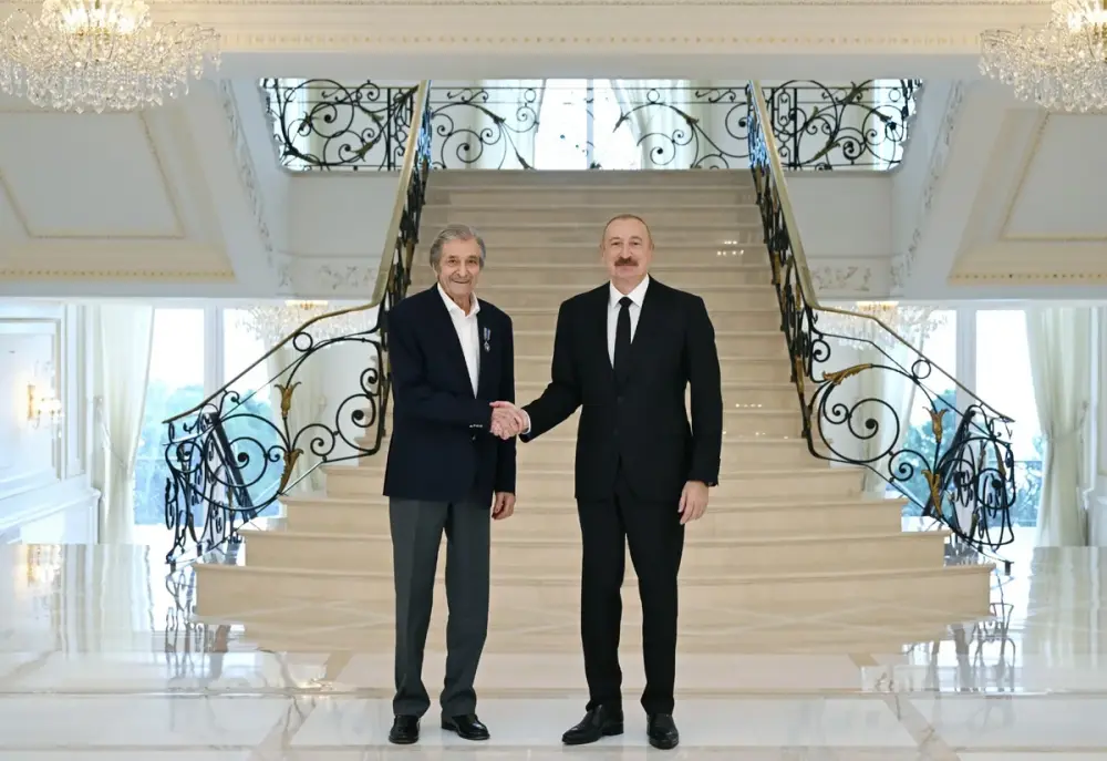 İlham Əliyev Fərhad Xəlilova "İstiqlal" ordenini təqdim etdi