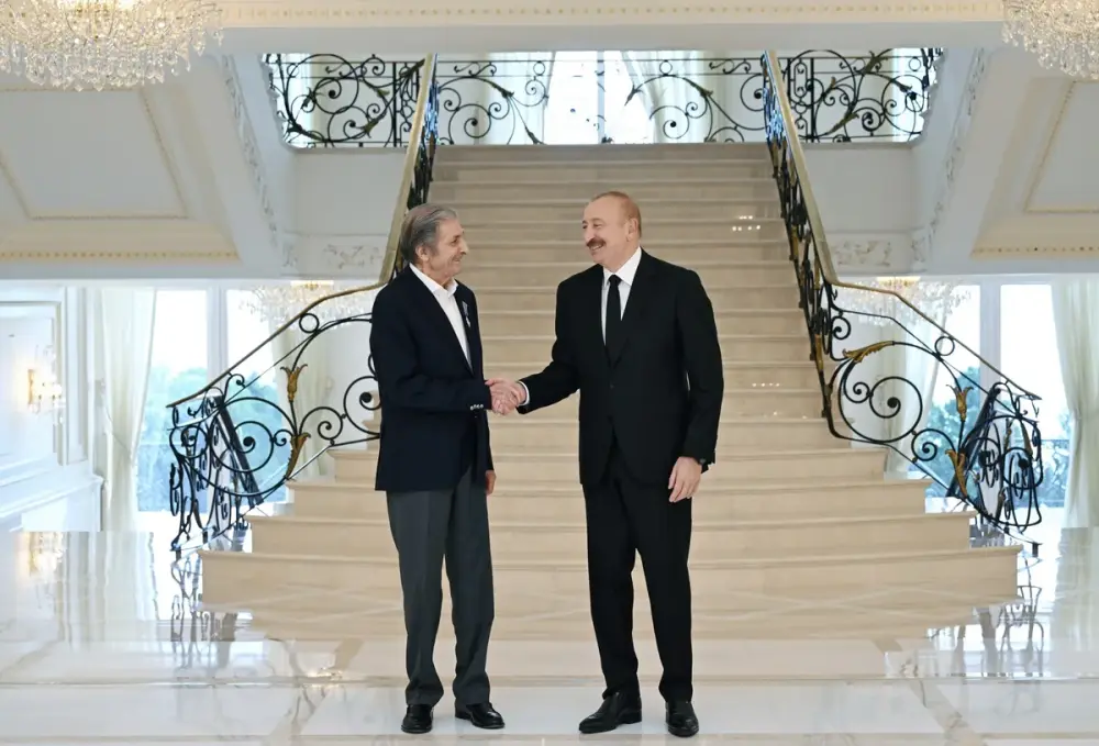 İlham Əliyev Fərhad Xəlilova "İstiqlal" ordenini təqdim etdi