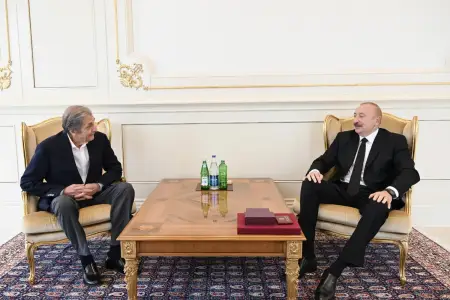 İlham Əliyev Fərhad Xəlilova "İstiqlal" ordenini təqdim etdi
