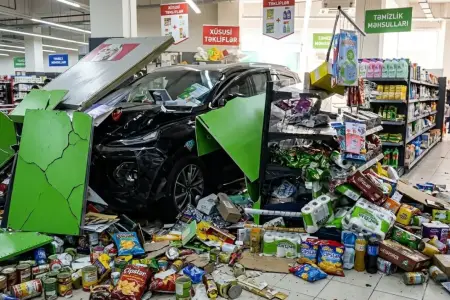 Qadın avtomobillə supermarketə girdi, rəfləri dağıtdı - VİDEO