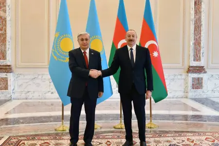 İlham Əliyev Tokayevi təbrik etdi