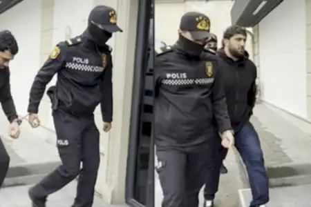 Deputat Arzuxan Əlizadənin qətldə şübhəli bilinən oğlu Əhməd məhkəməyə gətirildi