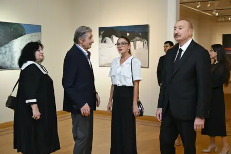 Prezident və ailə üzvləri sərgi ilə tanış oldu - Fotolar