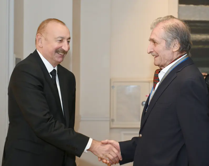 Prezident və ailə üzvləri sərgi ilə tanış oldu - Fotolar