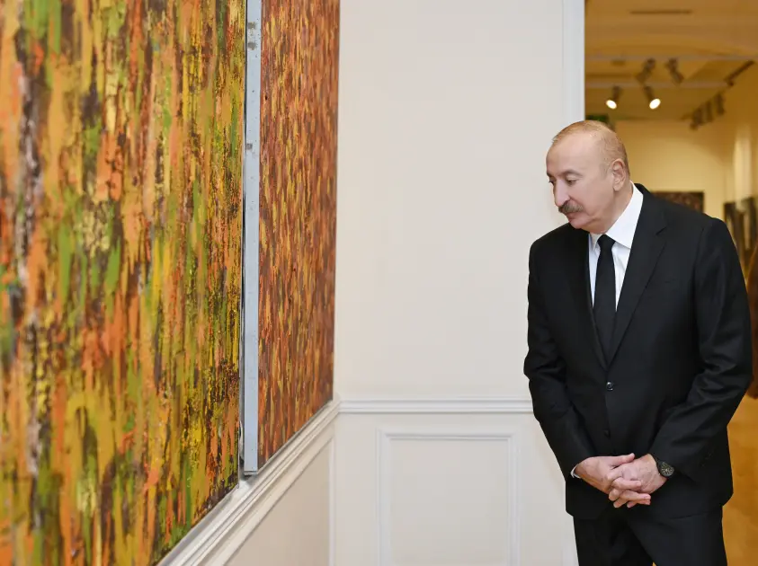 Prezident və ailə üzvləri sərgi ilə tanış oldu - Fotolar