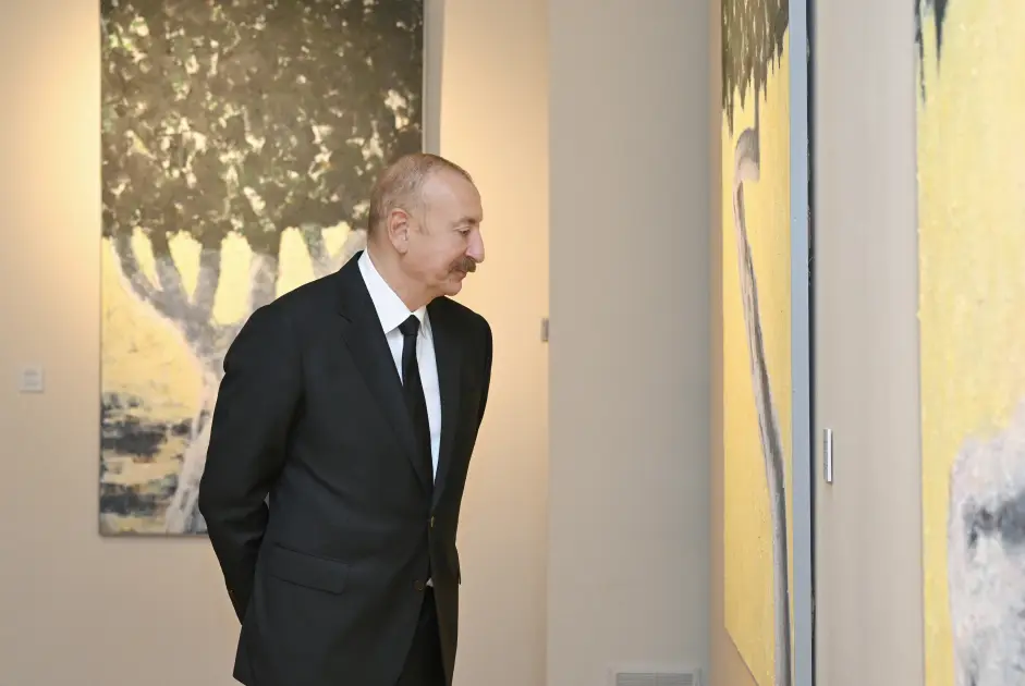 Prezident və ailə üzvləri sərgi ilə tanış oldu - Fotolar