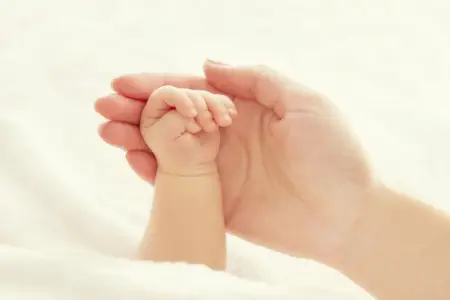Bakıda iki yaşlı uşaq pilləkəndən yıxılaraq öldü