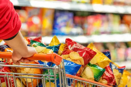 Bakıda supermarketdə 100 minlik fırıldaq - Müdir çipsilərə görə həbs edildi