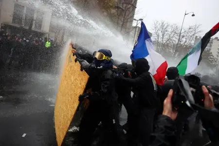 Paris polisi etiraz aksiyalarına qismən qadağa qoydu