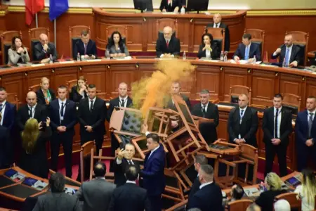 Albaniya parlamentində  etirazlara görə gərginlik yarandı