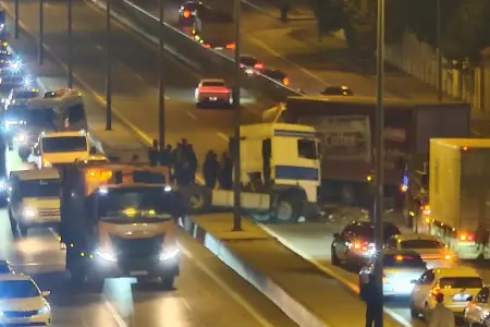 Bakıda yük maşını qəza törətdi, yol bağlandı - FOTO