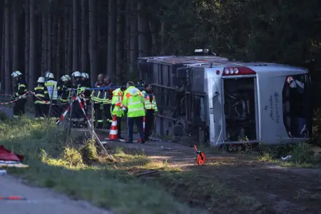 Almaniyada məktəb avtobusu binaya çırpıldı  - Yaralılar var