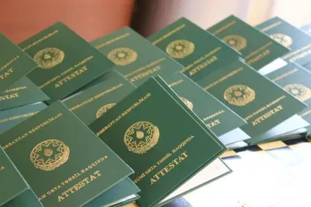 Məktəb direktoru xadimənin attestatını 500 manata satdı