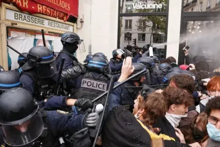 Venesiyada etiraz aksiyaları zamanı yeddi polis əməkdaşı yaralandı