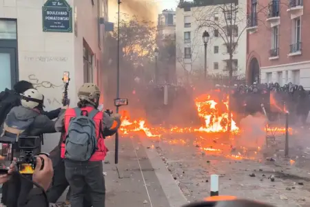Parisdə etirazçılar polisə “Molotov kokteyli” atdı, yanğınlar törətdilər - Video