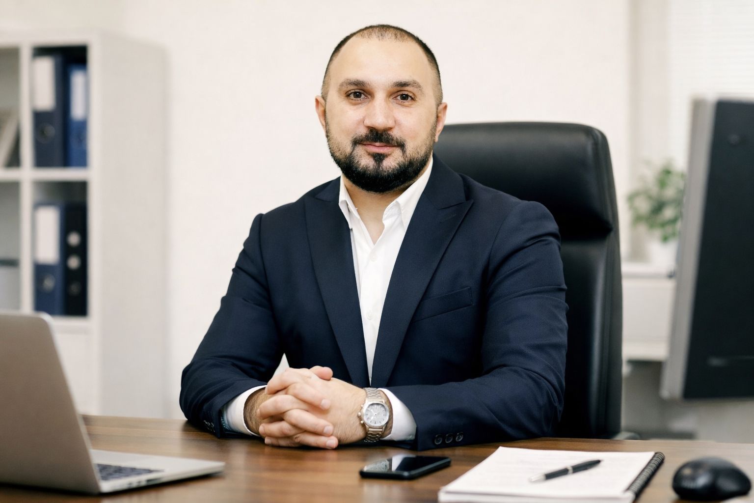 informasiya texnologiyaları &uuml;zrə m&uuml;təxəssis Elvin Həsənov