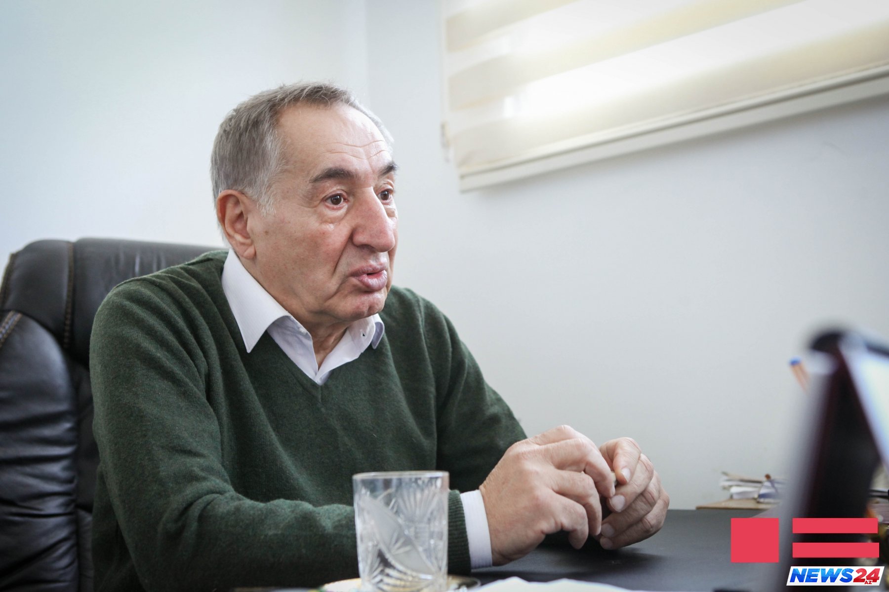 71 yaşlı xalq artisti şortikdə — FOTO 