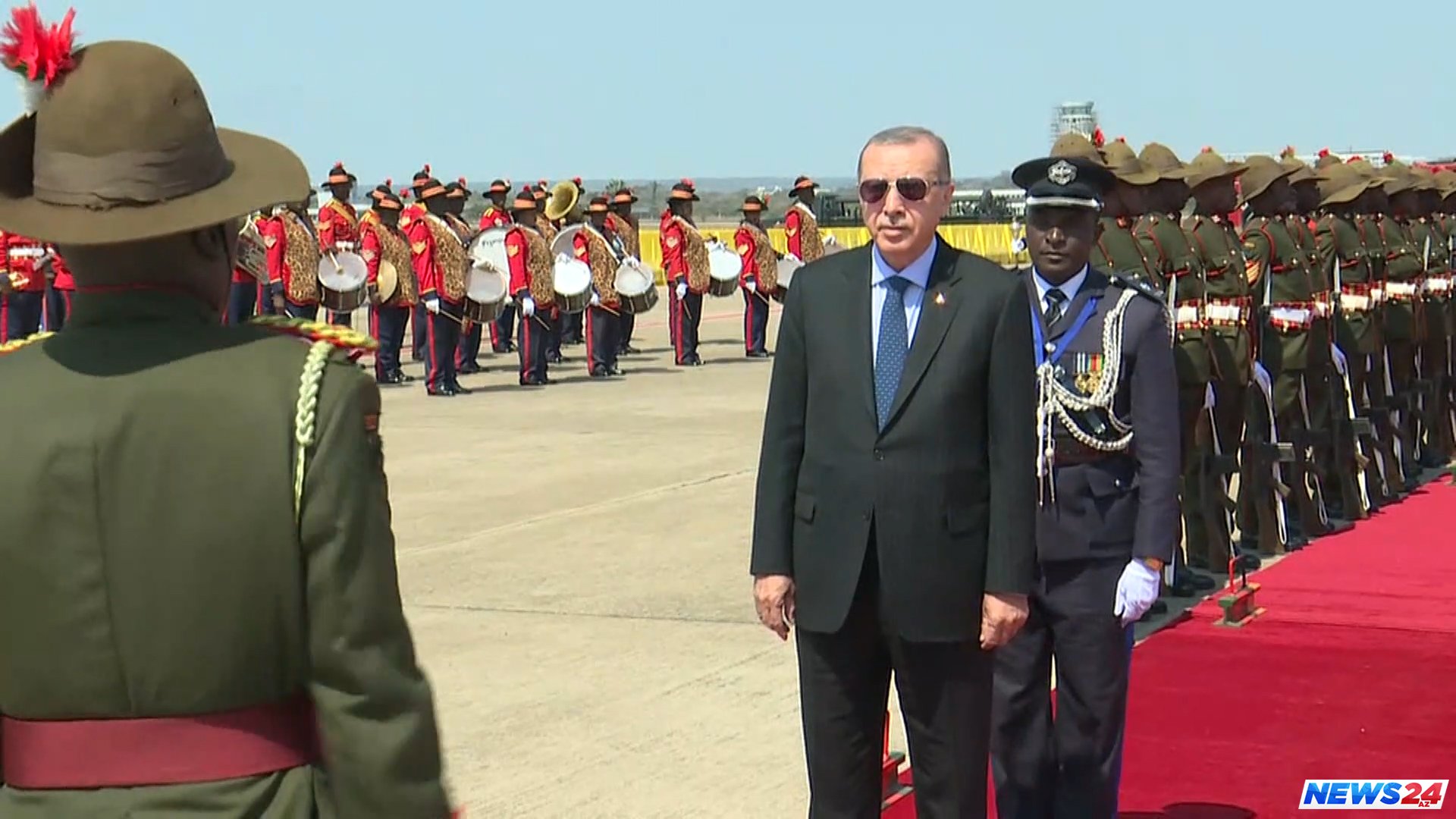 Zambiyada türk bayrağını yerdən qaldıran polis gündəm oldu - VİDEO 