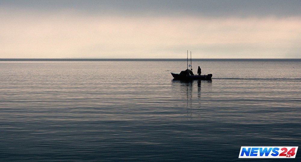 Xaçmaz ərazisində dənizdə balıqçı qayığı çevrilib, bir nəfər itkin düşüb 