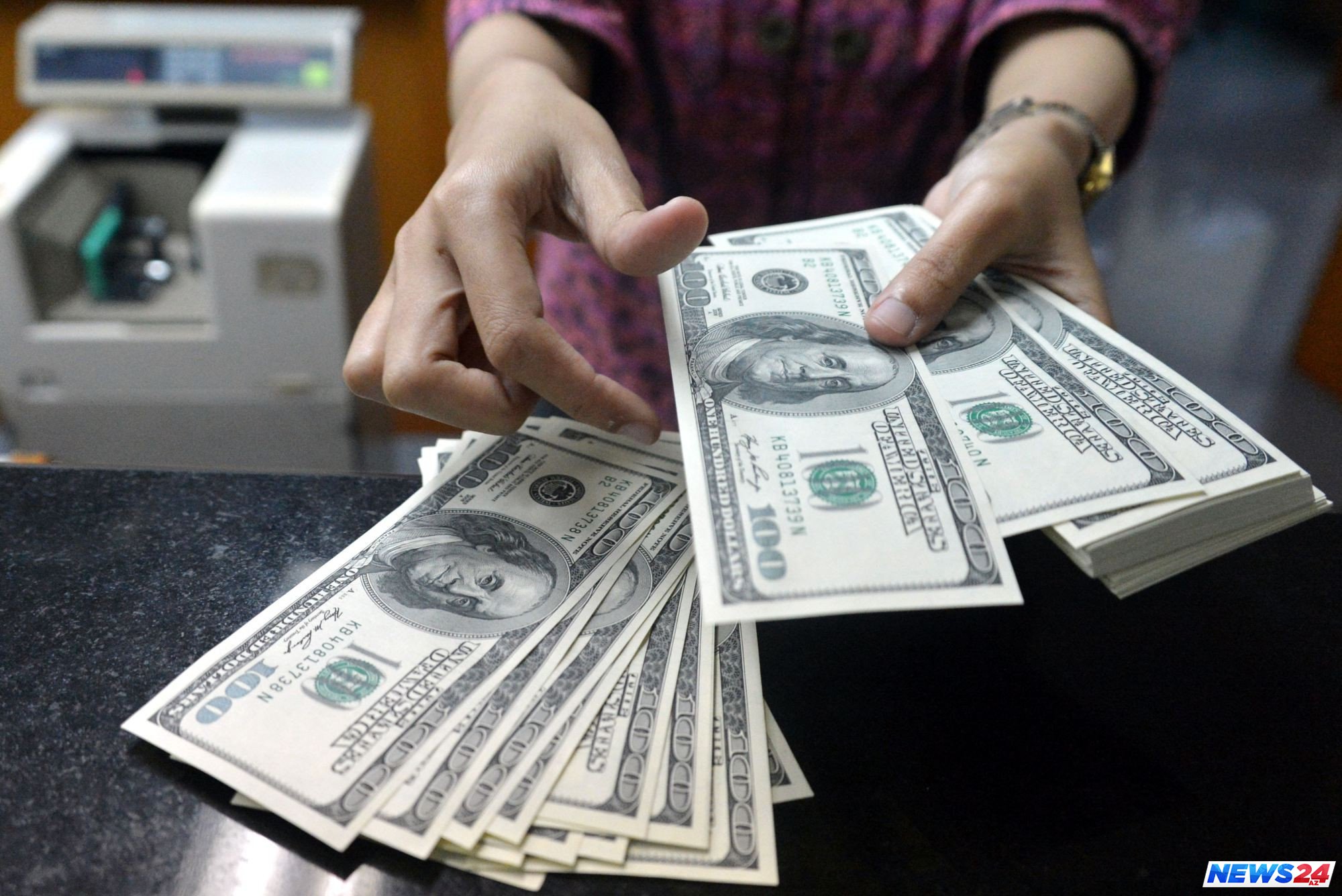 Azərbaycan bankları dollar satışına limit qoydular 