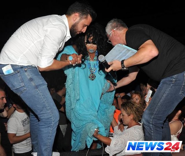 Tamaşaçılar Bülənt Ərsoyun 50 min lirəlik paltarını parçaladılar 
