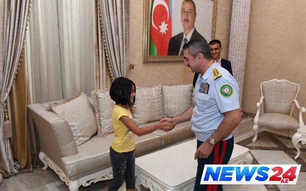 Elçin Quliyev at çapan 9 yaşlı qızı qəbul etdi — FOTO 
