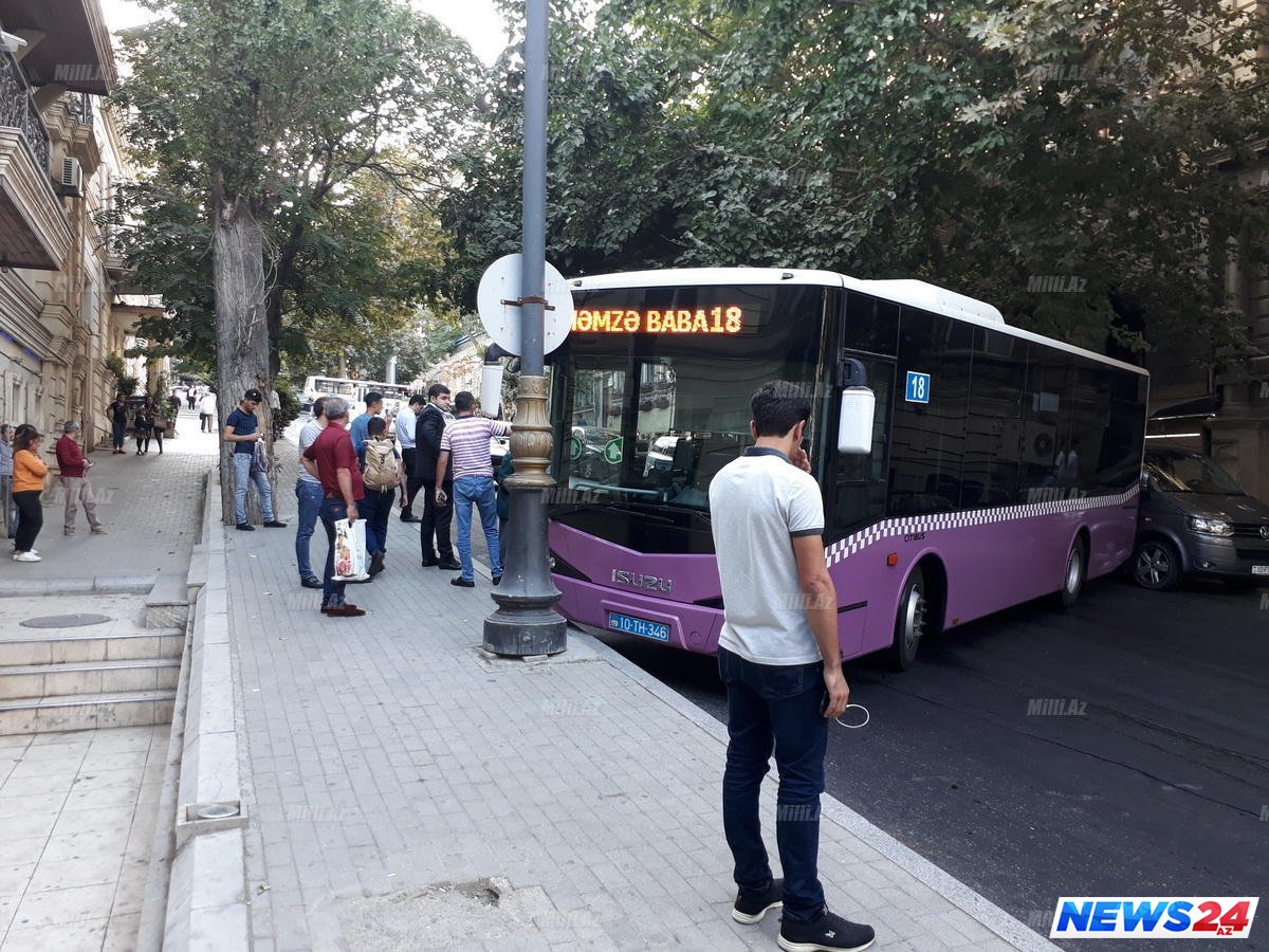 Bakının mərkəzində yola yağ dağıldı: sərnişinlə dolu avtobus qəzaya düşdü - FOTO 
