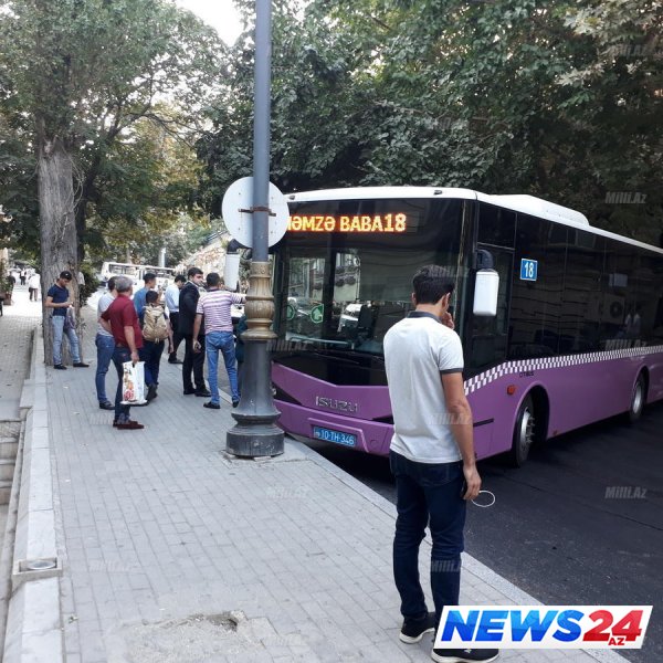 Bakının mərkəzində yola yağ dağıldı: sərnişinlə dolu avtobus qəzaya düşdü - FOTO 