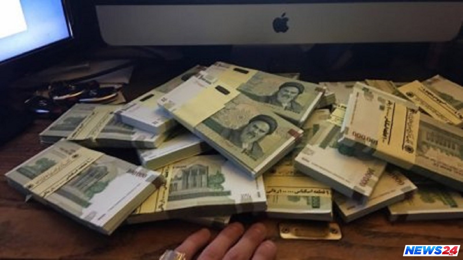 Bir gün içində İranda dollar yarıbayarı ucuzlaşdı 